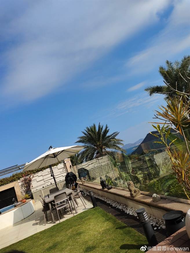 温碧霞豪宅花园宛如度假Villa。（图／翻摄自微博）