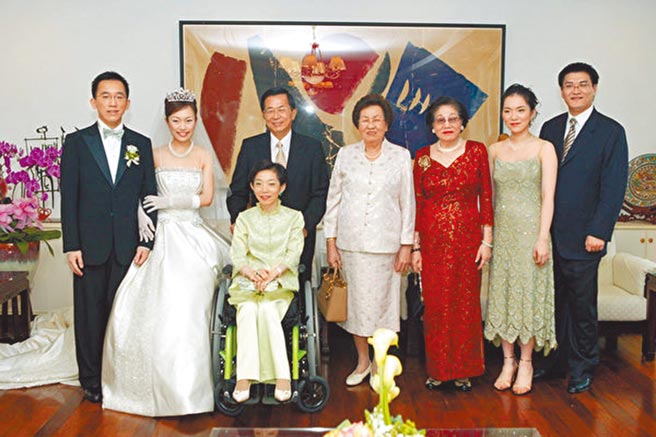 前总统陈水扁的母亲陈李慎15日下午辞世，享寿94岁。图为陈致中迎娶黄睿靓时，扁妈（右四）与陈水扁等人合照。（总统府提供）