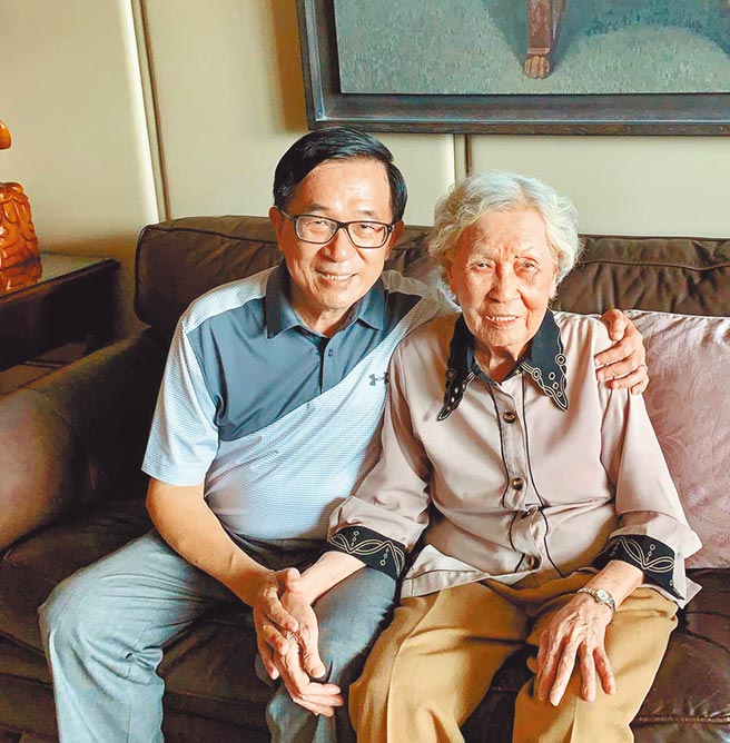 前總統陳水扁的母親陳李慎15日下午辭世，享壽94歲，圖為陳水扁與扁媽合照。（摘自陳水扁新勇哥物語）