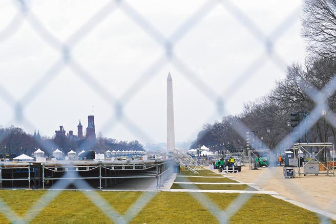 美国总统当选人拜登，即将在20日宣誓就职。在川普铁粉6日暴力攻击国会山庄后，当局绷紧神经加强戒备，包括知名地标华盛顿纪念碑在内的「国家广场」，已全面关闭至21日止。（美联社）