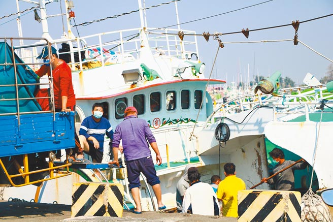 巴拿马籍货船爆炸，船上22名船员被东港籍渔船「闽发渔」救起，但救难过程中却传出渔业署频频刁难。（谢佳潾摄）