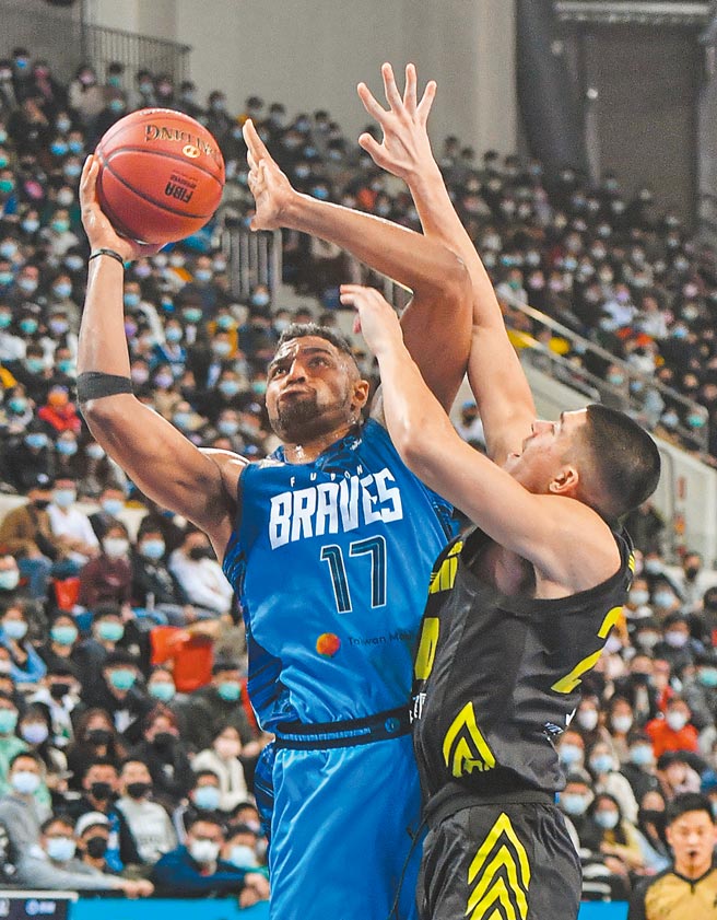 富邦勇士洋将辛特力（左）全场拿下21分，贡献11篮板4助攻，助队夺胜。（中央社）