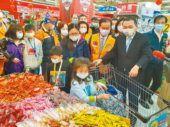 农历春节将届，新北市长侯友宜16日陪同弱势家庭採买年货，孩童开心挑选糖果。（叶书宏摄）