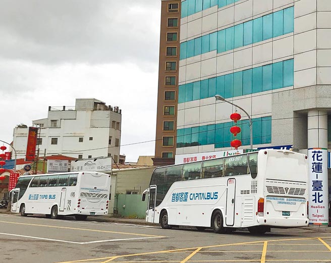 花莲县府首办春节客运返乡专车，县议员张美慧认为客运和火车均一价，会影响民眾选择客运的意愿。（张美慧服务处提供／王志伟花莲传真）