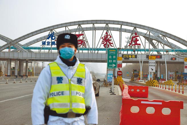 据大陆国家卫健委网站消息，1月15日31个省市自治区共新增确诊病例130例，其中境外输入病例15例，本土病例115例，河北占90例。 图为一位民警在河北省石家庄裕华高速公路入口执勤。（中新社）