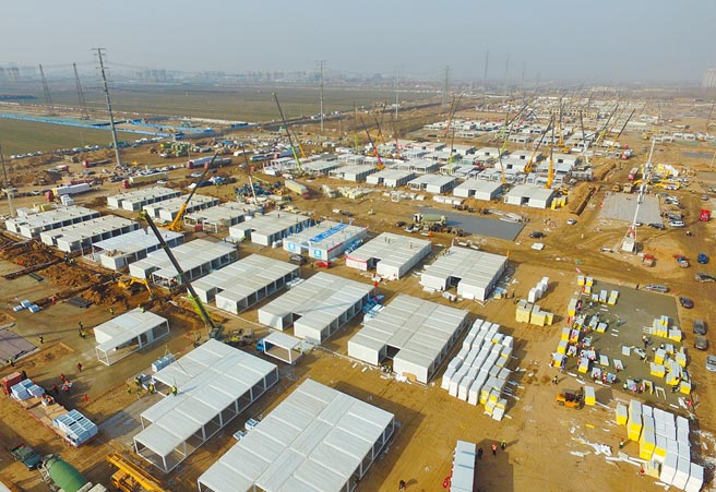 世界卫生组织（WHO）15日表示，可能永远不会发现新冠肺炎零号病例。图为航拍河北省石家庄黄庄公寓隔离点施工现场。（中新社）