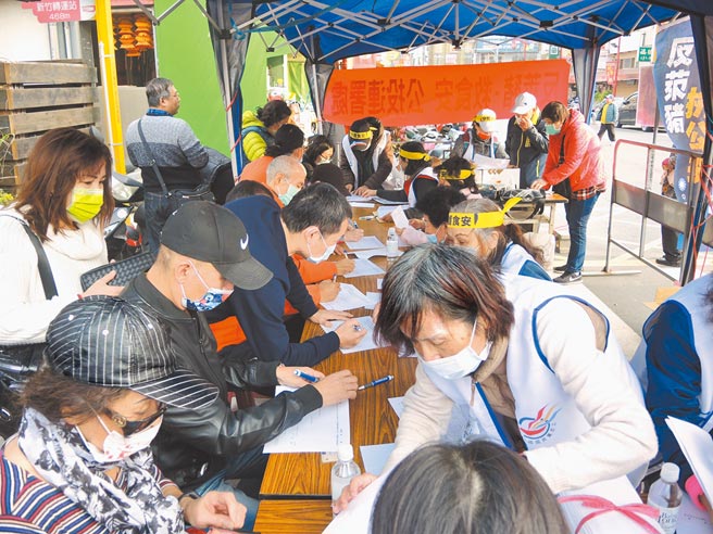 国民党宣传反莱猪连署公投，16日有不少党籍大咖来到新竹市竹莲寺，催高连署书份数。（邱立雅摄）