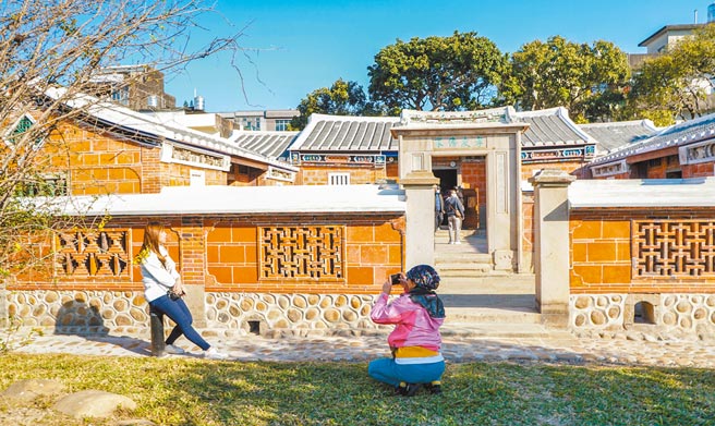 新竹县定古蹟新埔潘屋竣工，潘家子孙来祖厝参观拍照。（罗浚滨摄）