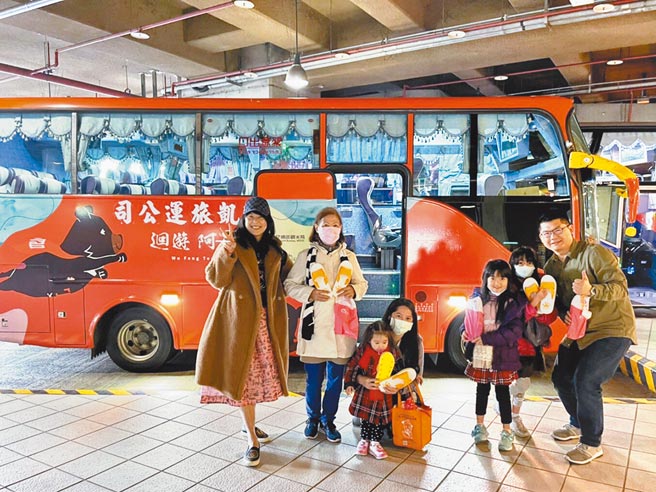台中市「迴游‧阿罩雾」假日观光巡迴巴士16日上路！首日从高铁台中站发车、达8成载客率，很多亲子团畅游雾峰地区知名观光景点。（参山国家风景区管理处提供／张妍溱台中传真）