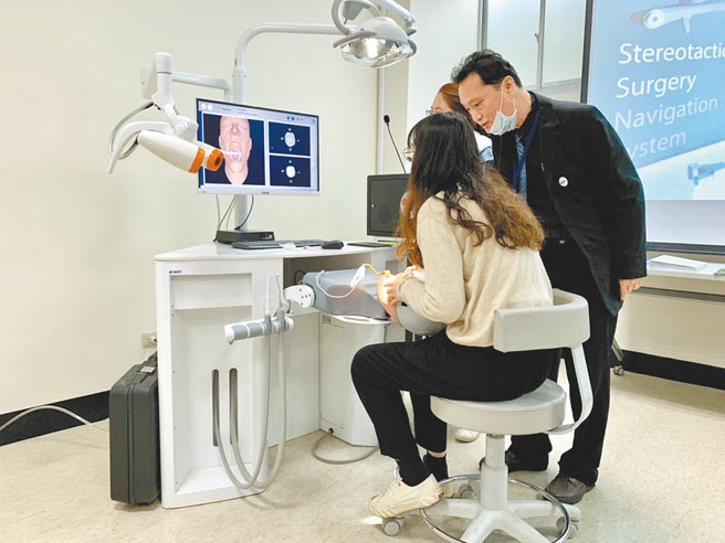 成大牙医学系新系馆16日由副总统赖清德等人揭牌启用。外界期盼成大牙医系未来能弭平南北资源失衡，缩短城乡差距。（李宜杰摄）