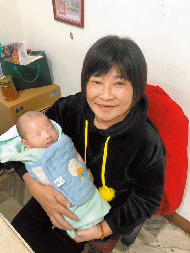 张姓女子2个月前生下小男婴（左），因受不了前夫施暴，带着男婴搭车逃到高雄，母子在霸王寒流中无处可去，幸好遇上人称「街友妈妈」的微笑慈善会理事长黄淑娟（右），才让母子得以正常生活。（洪浩轩摄）