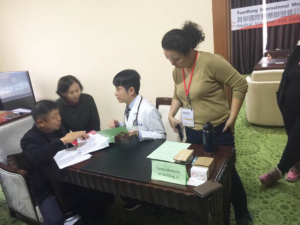  「台蒙國際醫衛平台」由國際醫療部主任黎雨青醫師帶隊參賽，自2015年前進蒙古國義診，至今有17家蒙古醫療院所與員榮簽訂MOU。（員榮醫院提供／吳建輝彰化傳真）