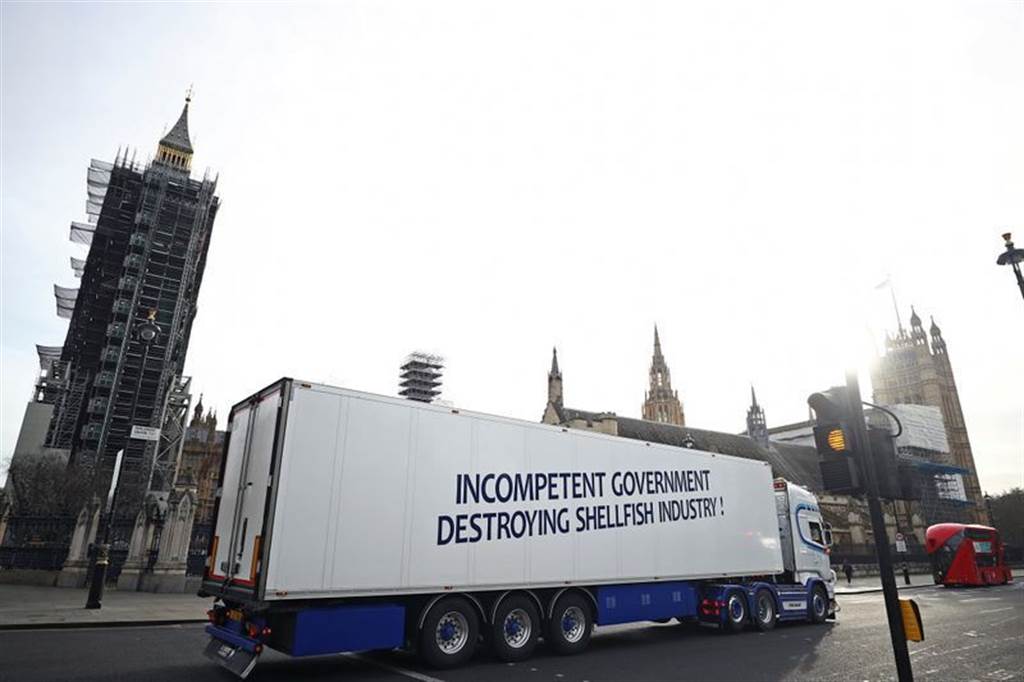 英国海产业的抗议卡车，写着「失职政府损害贝类业」。图/路透(photo:ChinaTimes)