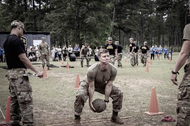 陆军总士官长宣布，ACFT的独立研究报告将于年底完成。图为士兵执行站姿爆发投掷。(图/DVIDS)