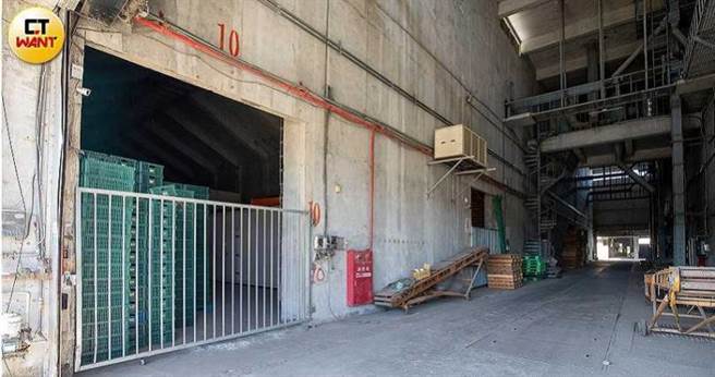 美浓区农会的清水仓库占地不小却管理松散，因此被王男盗取近133吨的红豆，损失上千万。（图／宋岱融摄）