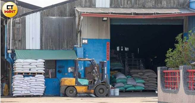 窃贼将盗搬红豆销往屏东世谷公司，郭姓业者以低于市价7成收购赃物。（图／宋岱融摄）