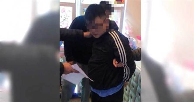 王亦杰带着一副黑框眼镜、脸色圆润，外表看起来老实样，但实际却是背有6条通缉的嫌犯。（图／读者提供）