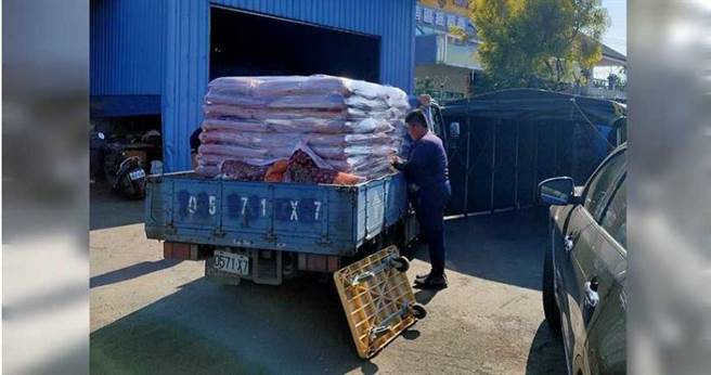 警方在世谷貿易公司起出銷贓的紅豆，用貨車載回調查。（圖／讀者提供）