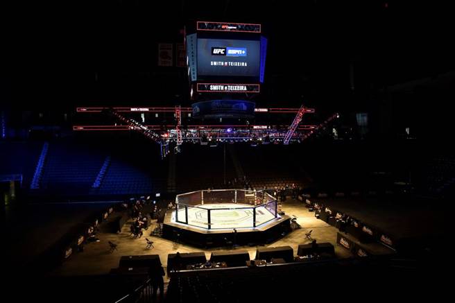 終極格鬥聯盟UFC去年因為新冠肺炎而閉門舉行賽事。（達志影像）