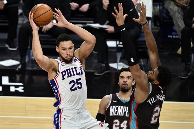 七六人昨天还跟灰熊比赛，今天却因参赛球员人数不足8人宣告与雷霆比赛延期。(美联社)