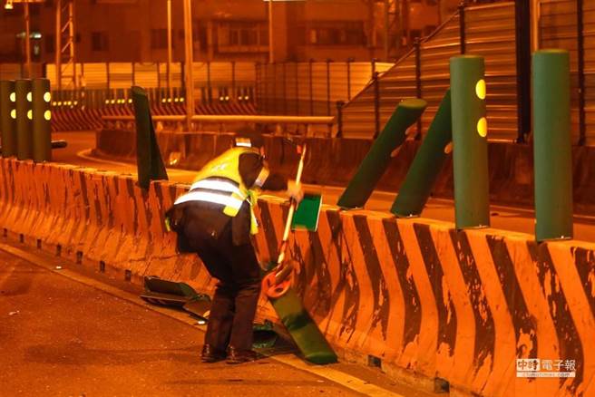台北市新生高架橋18日凌晨發生一起賓士車自撞車禍，車上一對年輕情侶幸運無傷。圖為員警處理新生高架橋上車禍資料照，與本事件無關。（中時資料照 陳振堂攝））
