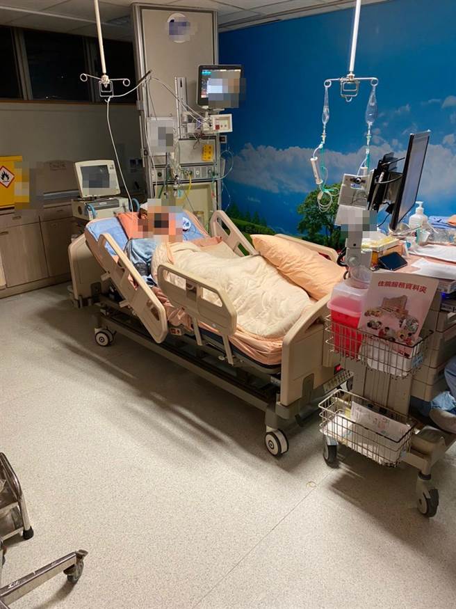 汶姓嫌犯行凶持假身份就医遭逮，因头部重创目前仍在医院救治中，警方也派人到场戒护。（翻摄画面／李俊淇新北传真）