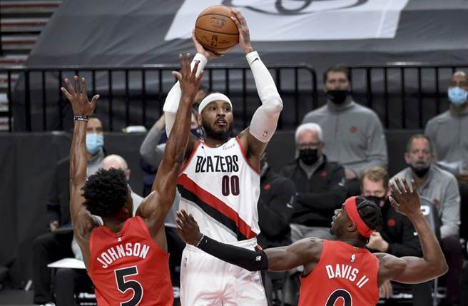 拓荒者前锋「甜瓜」安森尼跳投。他本季首度转为替补，投篮命中率跌至39.8%。（美联社资料照）