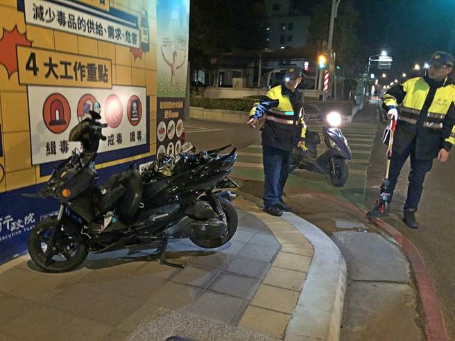 金门县府旁民生路、民权路口昨（17）日晚上21时30许发生执勤中的金城消防分队救护车与普通重型机车相撞事故。（李金生摄）