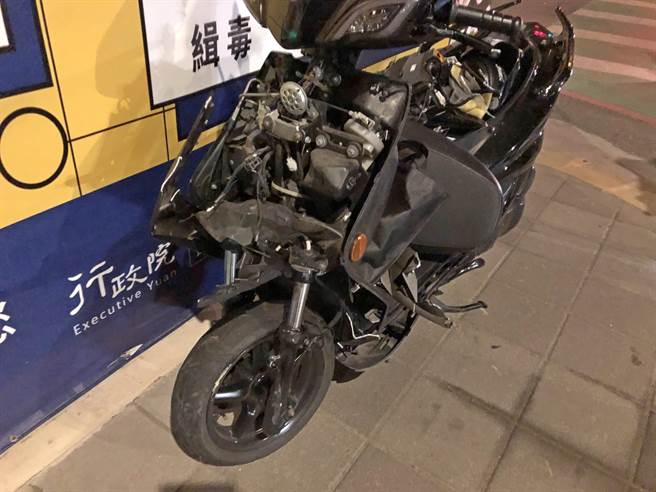 普通重型机车的车头全毁，黄姓少年驾驶受伤。（李金生摄）