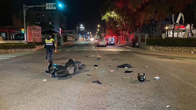 金门县府旁民生路、民权路口昨（17）日晚上21时30许发生执勤中的金城消防分队救护车与普通重型机车相撞事故。（警方提供）