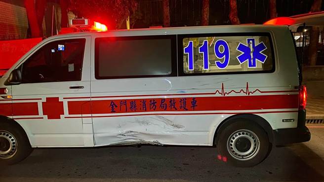 执勤中消防队救护车遭撞，车身明显受损，所幸载送的病患未遭到波及。（警方提供）