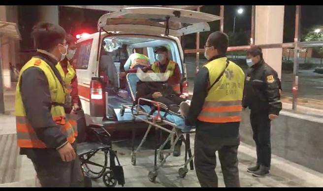 机车骑土紧急送医，还好没有大碍，肇事原因由警方调查厘清中。（民眾提供）