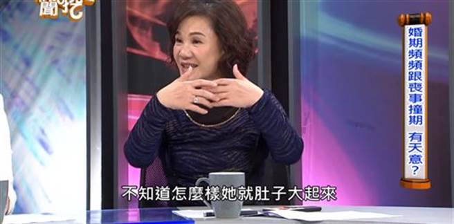 闺蜜一次就抢夫成功。(图/翻摄自新闻挖挖哇YouTube)