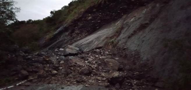 花64线瑞港公路6.5公里处今早传出土石坍方阻碍道路通行，造成双向均无法通行，经工作人员清理后，目前已恢復单线双向通行。（警方提供／罗亦晽花莲传真）