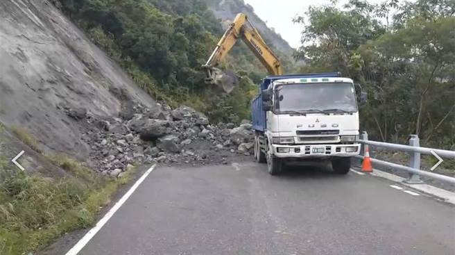 经瑞穗乡公所派员清理，坍方路段目前恢復单线双向通行。（警方提供／罗亦晽花莲传真）