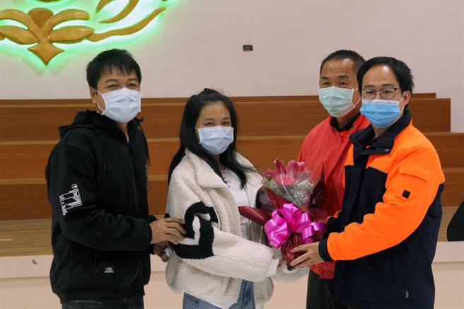 目前就读国中2年级的汪姓女学生（左二），在学校跑步突然昏倒，经急救后送医挽回一命，父亲汪宏宝（左一）陪同感谢救护人员。（洪荣志摄）