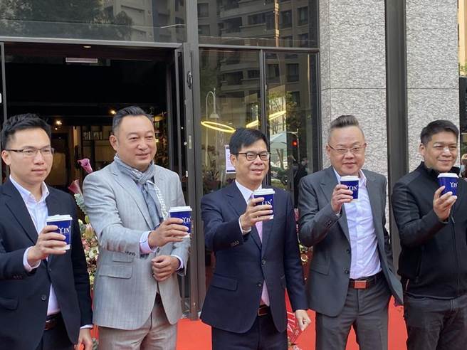 麟咖啡美术皇居店18日开幕，高雄市长陈其迈(中)与上扬国际建筑团队董事长林聪麟(右二)等人主持。图／顏瑞田