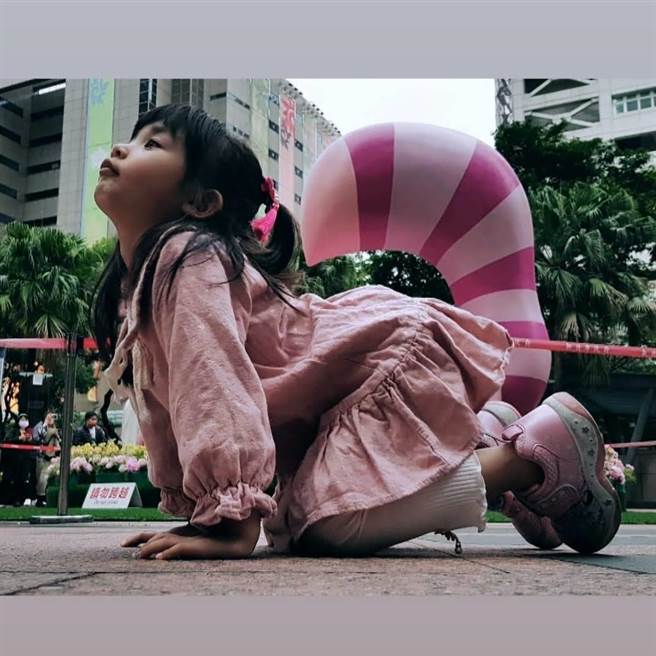 「歪腰组」新北奖完美取镜让小女孩彷佛长了妙妙猫的尾巴般，活灵活现的模样相当可爱。（新北市观光局提供／许哲瑗新北传真）