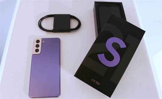 三星Galaxy S21系列已发表，全面取消赠送充电器与有线耳机。（黄慧雯摄）