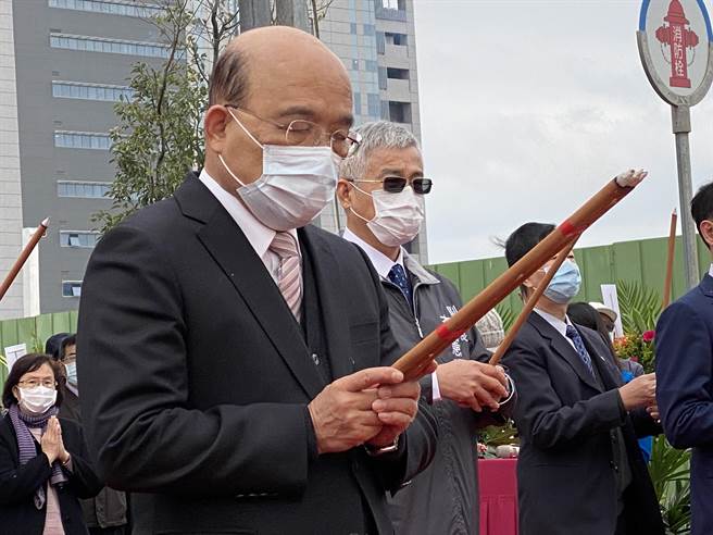 苏贞昌哏图「政府给你靠」惹议，他开自己玩笑称头上没有头髮，感觉特别冷。(蔡依珍摄)