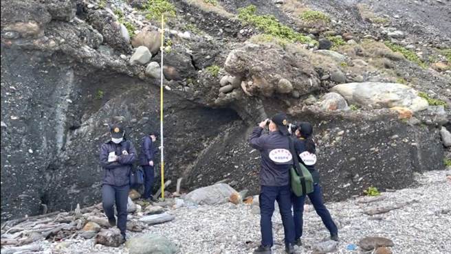 廖姓男子16日开车前往七星潭找朋友，疑似为了抄捷径，竟然想攀爬四八高地边缘约5公尺的陡坡前往海滩，没想到攀爬途中不慎坠落卡在石缝中，造成身体及头部多处擦挫伤，送医急救后仍伤重不治。（警方提供／罗亦晽花莲传真）