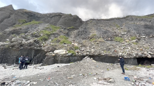 廖姓男子疑似为了抄捷径，竟然想攀爬四八高地边缘约5公尺的陡坡前往七星潭海滩，没想到攀爬途中不慎坠落卡在石缝中，造成身体及头部多处擦挫伤，送医急救后仍伤重不治。（警方提供／罗亦晽花莲传真）