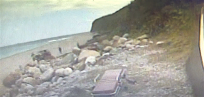 因七星潭海滩无法行车，救护人员以吉普车接力上救护车，送往慈济医院就诊，不过廖男最后仍伤重不治。（警方提供／罗亦晽花莲传真）