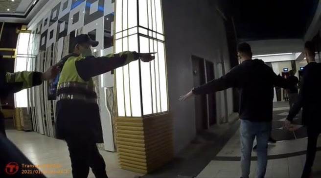 南屯区一家KTV今天清晨5时许发生酒客闹事，守望的警力制止无效，紧急呼叫快打部队驰援。（警方提供／陈世宗台中传真）