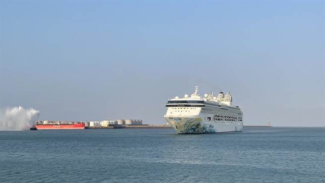 云顶邮轮集团旗下星梦邮轮「探索梦号」18日首次停靠台中港。（陈淑娥摄）