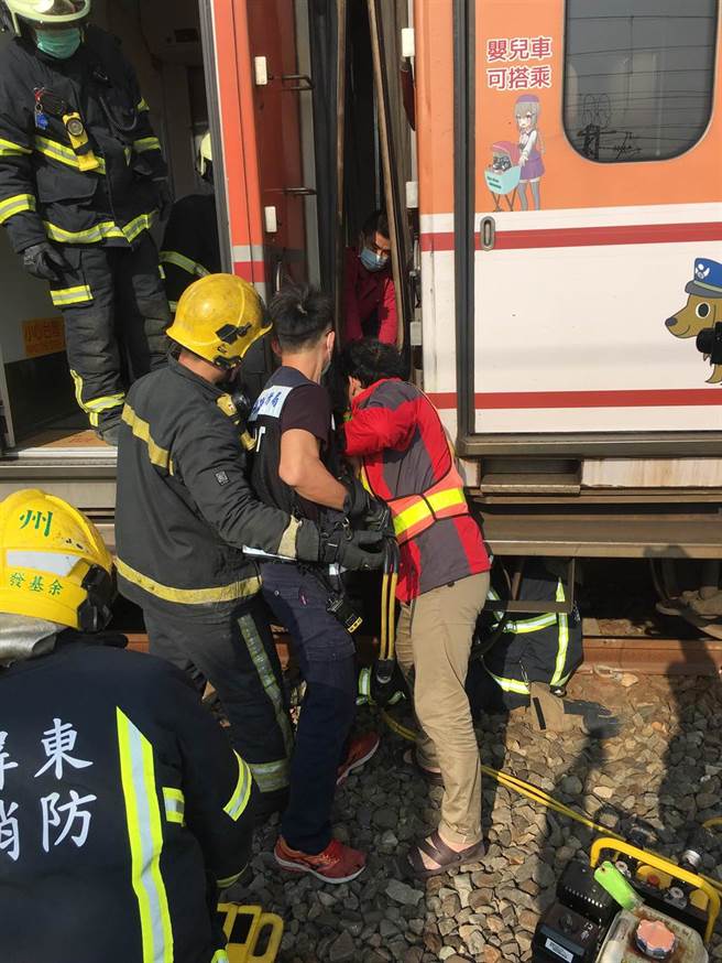 台鐵林姓調車工18日發生職安事故，疑似被車廂夾住，送醫後宣告不治。（翻攝畫面／潘建志屏東傳真）