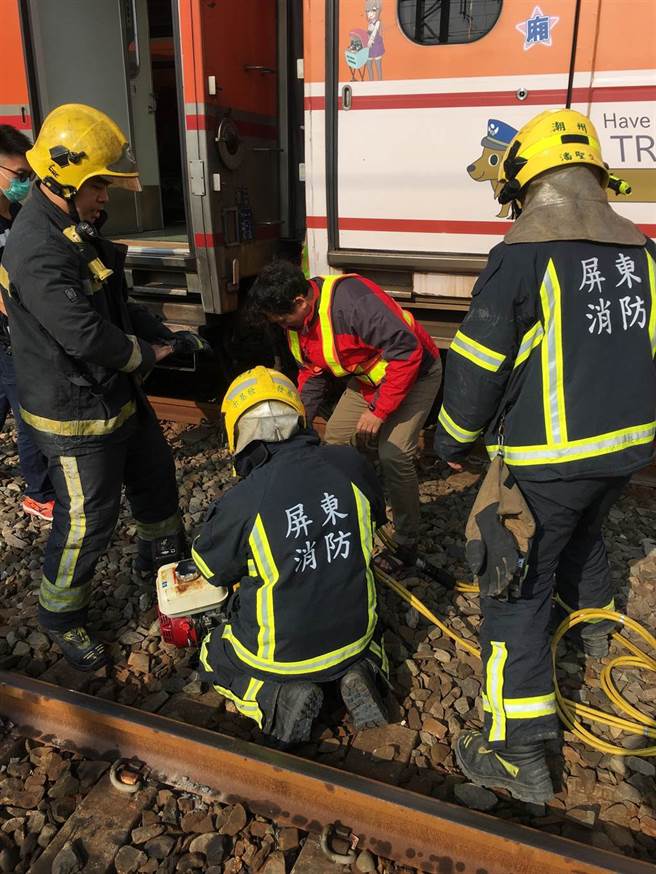 台鐵林姓調車工18日發生職安事故，疑似被車廂夾住，送醫後宣告不治。（翻攝畫面／潘建志屏東傳真）
