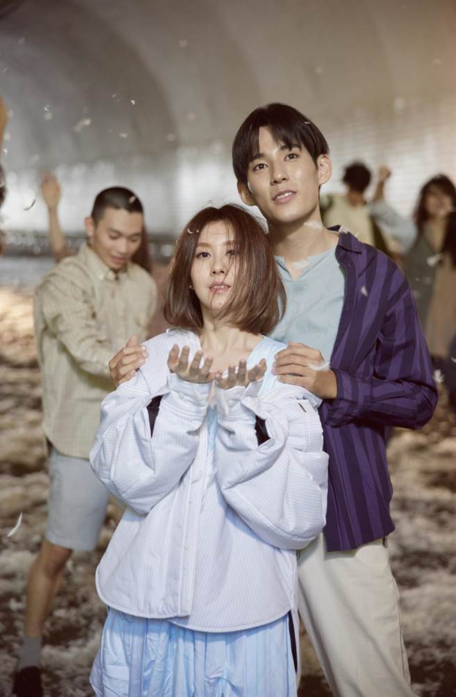 白安和徐钧浩在〈白色〉 饰演情侣。