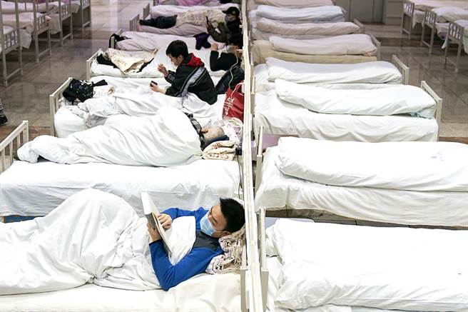 即将上映的英国纪录片揭露，武汉医生坦言新冠爆发之初，受到政府施压噤声。图为2020年2月武汉方舱医院资料照。（资料照／新华社）