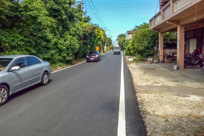 新丰乡台61线与台15线衔接道路最窄仅6米，双向会车不易，县府列入十大交通建设计画，将拓宽到20米。（罗浚滨摄）